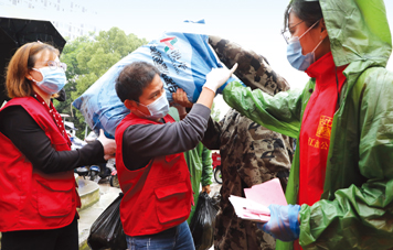 2021年5月19日，城区天盈星城小区志愿者们正在搬运防疫物资