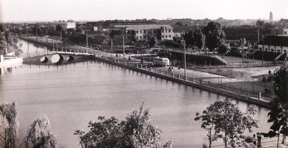20世纪70年代六安城区九墩塘畔风貌