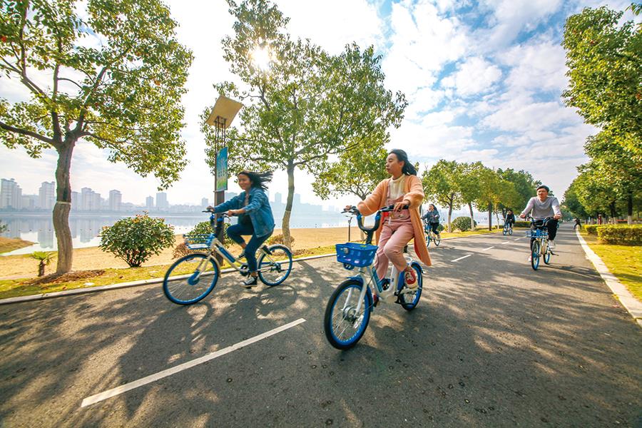 市民在城市绿道上骑行，享受美好休闲时光。.jpg