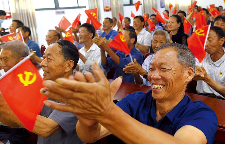 7月1日，在金寨县花石乡大湾村党群服务中心，村里的党员和群众一起观看庆祝中国共产党成立100周年大会直播。.jpg