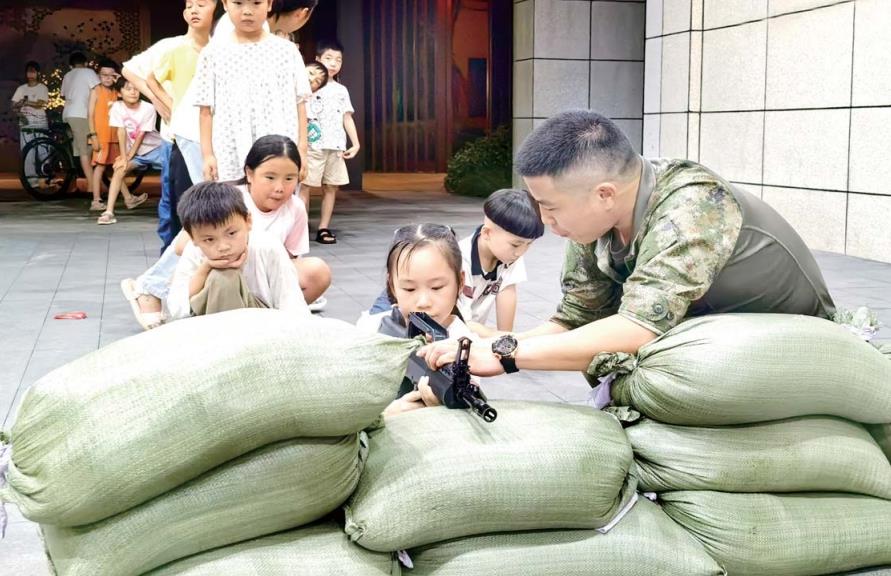 “迷彩”点燃少年志