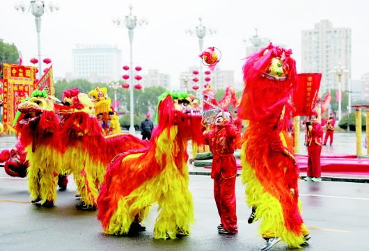 龙狮踩街闹新春