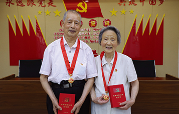 党龄68年的丁久永老人和党龄69年的王天容老人领取光荣在党50年的纪念奖章