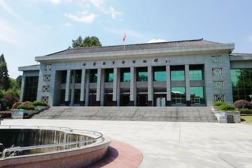 金寨县革命博物馆始建于1983年4月，主楼镶嵌邓小平题写的馆名。.jpg