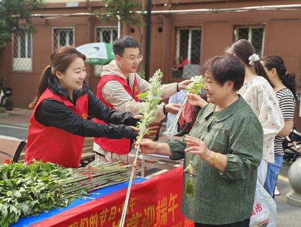 三里桥街道金裕社区：悠悠艾草迎端午 情意绵绵送安康