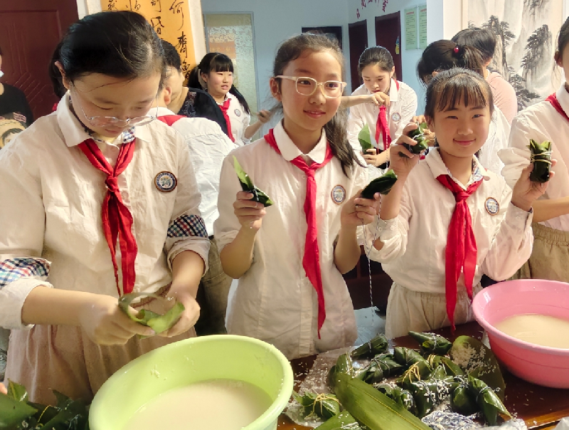 平桥乡振华社区：青箬裹情粽飘香 "粽"享邻里情